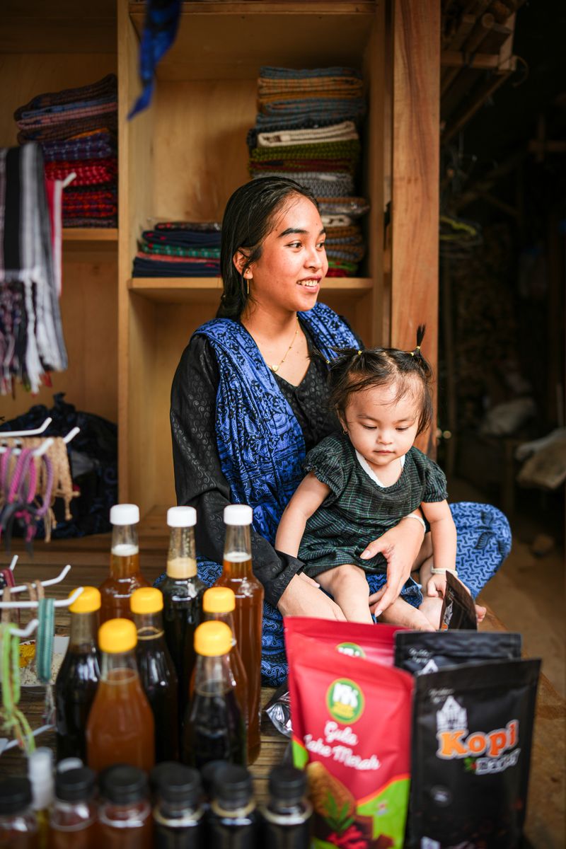 スマートフォンの画面に表示された週間買い物リストと予算グラフ